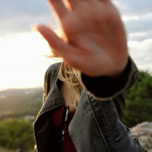 Femme qui tend la main dans un mouvement de blocage