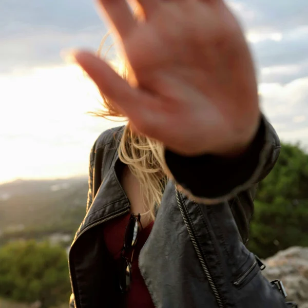 Femme qui tend la main dans un mouvement de blocage